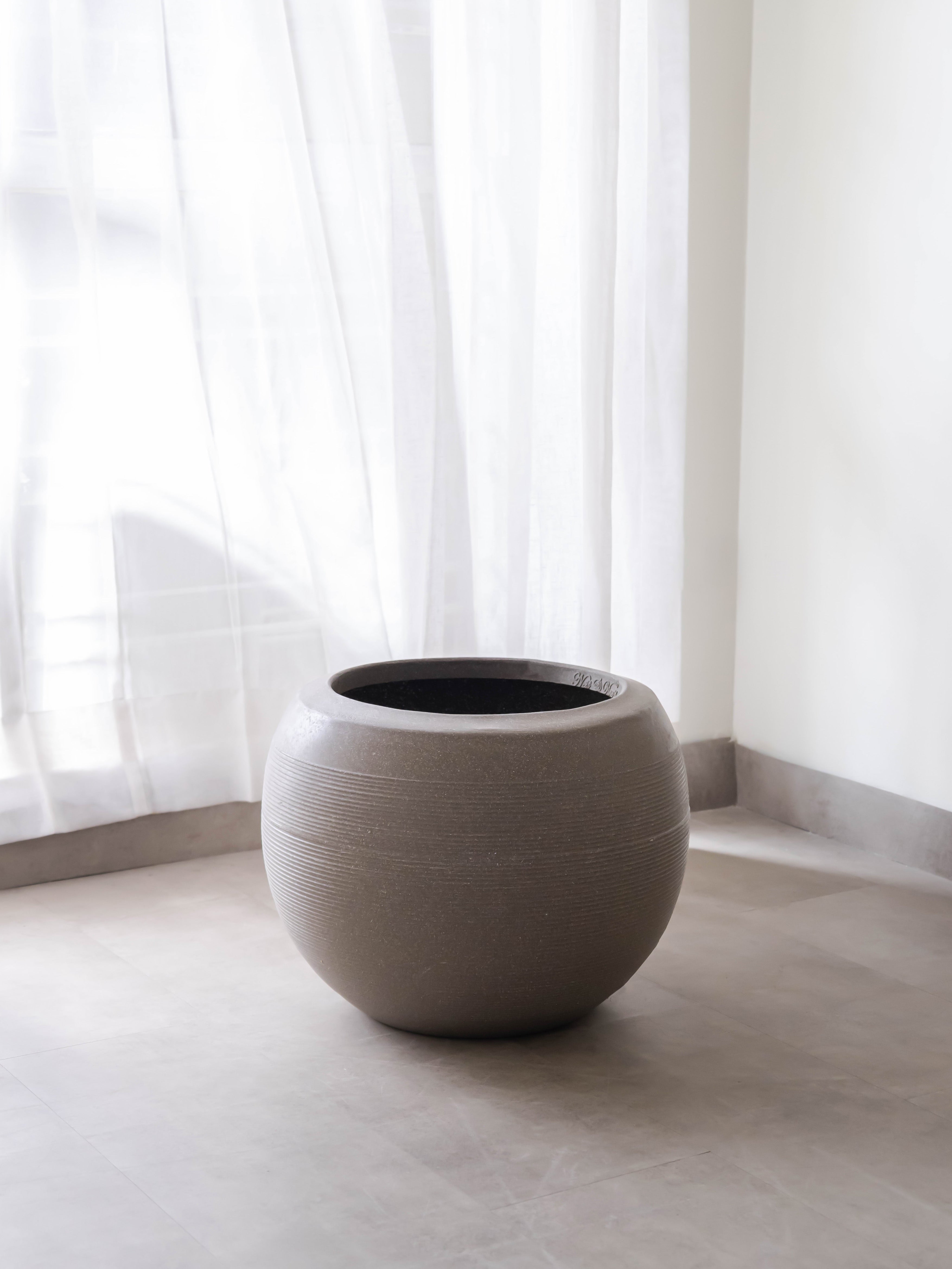 Elia Brown Polymer Pot